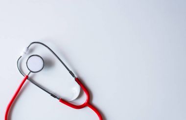 Stetoskop tablo, sağlık ve tıp kavramı, seçici odak üzerinde kırmızı