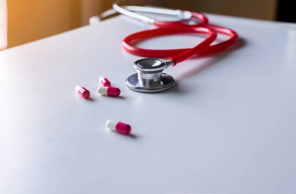 Стетоскоп Красный Цвет Капсулой Таблетками Белом Фоне Здравоохранение Медицинская Концепция — стоковое фото