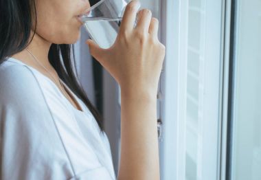 Uyandıktan sonra bir bardak su içme kadın