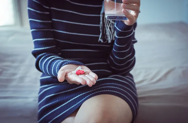 Frau Mit Tabletten Oder Kapseln Der Hand Und Einem Glas — Stockfoto