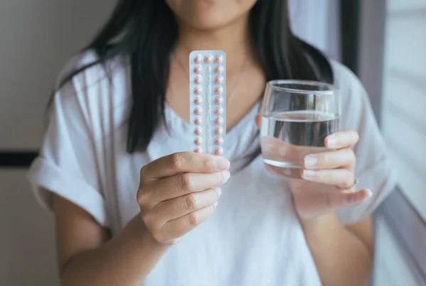 Primer Plano Mano Femenina Sosteniendo Píldora Anticonceptiva Vaso Agua Concepto — Foto de Stock