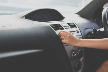 El araç radyo sistemi, kontrol panelinde araba Masası'ndaki düğme açma sürücüsü