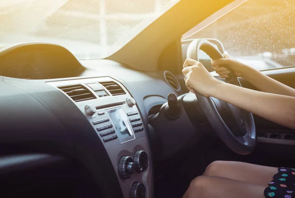 Mãos Motorista Feminino Volante Mulher Dirigindo Carro — Fotografia de Stock