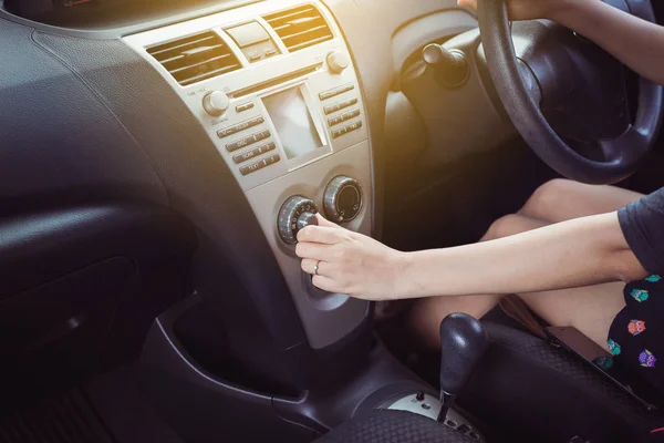 Mano Accensione Femminile Sistema Climatizzazione Auto Pulsante Sul Cruscotto All — Foto Stock