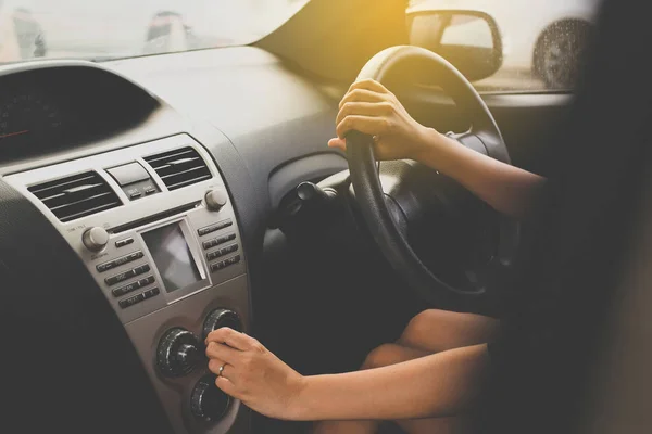 Mano Della Donna Che Accende Sistema Aria Condizionata Dell Automobile — Foto Stock