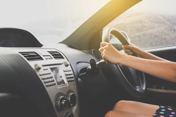 Hände Der Autofahrerin Lenkrad Autofahrerin Bei Sonnenuntergang — Stockfoto