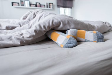 Çorap, ayakları yukarı yatağın battaniye altında yürüyerek kapatın
