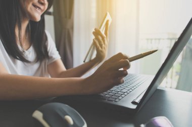 Asyalı kadın tablet kalemiyle dizüstü serching için online alışveriş kavramı, görev çubuğunu kullanma el mutlu gülümseyerek Felling