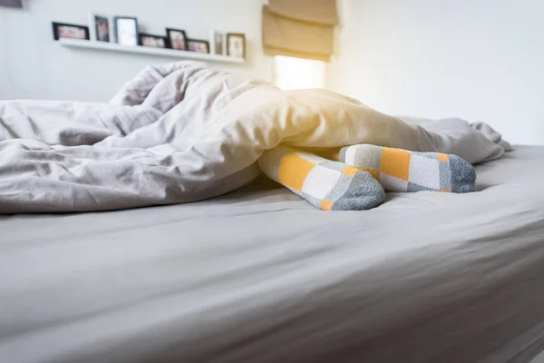Нога Носком Ногами Кровати После Пробуждения — стоковое фото