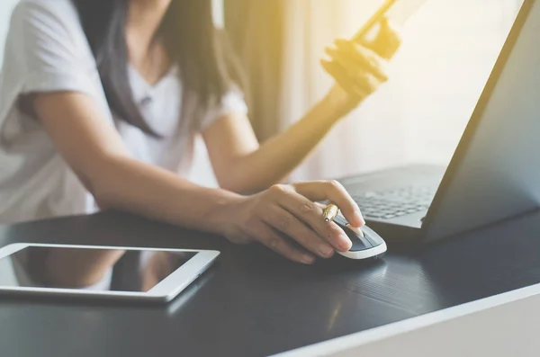 Primer Plano Mujer Mano Usando Ordenador Portátil Teléfono Móvil Para — Foto de Stock