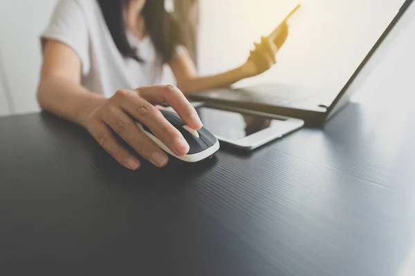 Mujer Mano Usando Ordenador Portátil Móvil Hoilding Para Concepto Compras — Foto de Stock