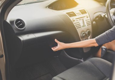 El açık torpido kutusunun içinde modern araba