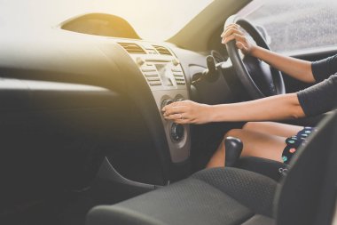 Araba klima sistemi, kontrol panelinde araba Masası'ndaki düğme açma adamın elini