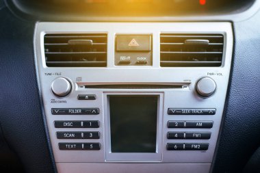Araç radyo ve hava sistemi, kontrol panelinde kirli araba panelindeki düğme