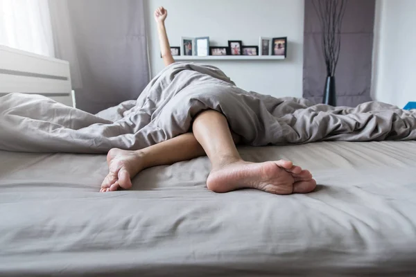 Fechar Pés Descalços Sob Cobertor Pés Esticar Preguiçosamente Cama Depois — Fotografia de Stock