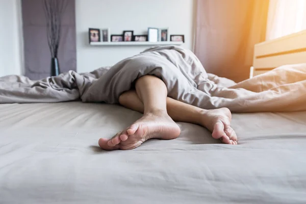 Fechar Pés Descalços Pés Esticar Preguiçosamente Cama Depois Acordar — Fotografia de Stock