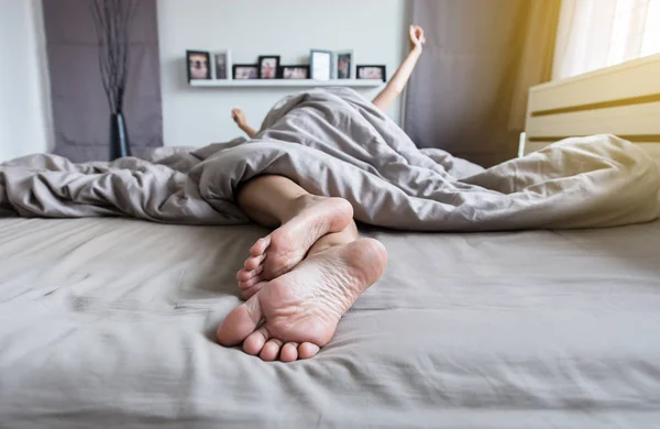 Primer Plano Los Pies Descalzos Estirar Perezosamente Cama Después Despertarse — Foto de Stock