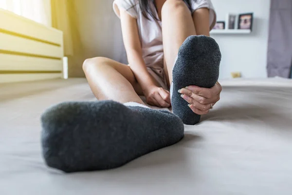 Mujer Masajeando Pie Cama Enfoque Selectivo — Foto de Stock