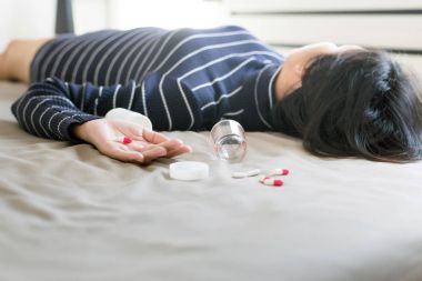 Kadın uyku bilinçsiz yenmiş hap, uyuşturucu aşırı doz kavram sonra