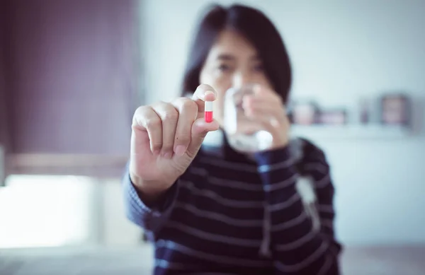 Jovem Mulher Asiática Com Pílulas Cápsulas Mão Copo Água Conceito — Fotografia de Stock
