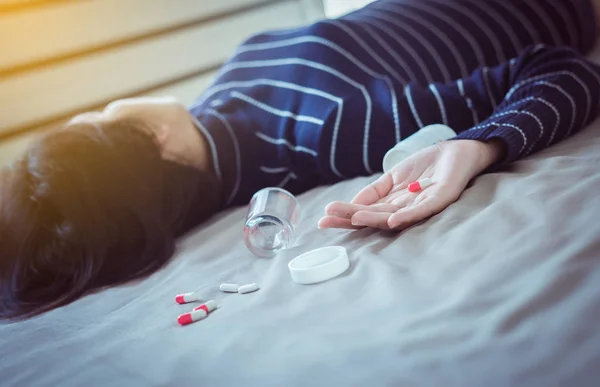 Mulher Dormir Inconsciente Depois Comer Pílulas Conceito Overdose Drogas — Fotografia de Stock