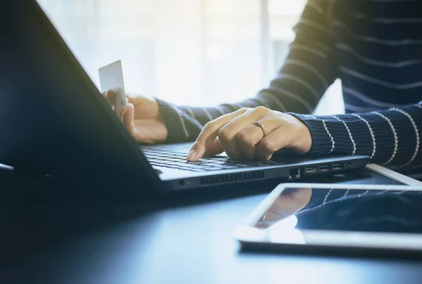 Primer Plano Mujer Mano Que Sostiene Tarjeta Crédito Uso Ordenador — Foto de Stock