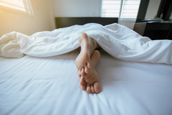 Закрыть Ногу Одеялом Кровати — стоковое фото