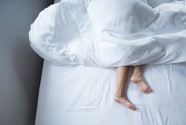 Закрыть Ногу Одеялом Кровати — стоковое фото