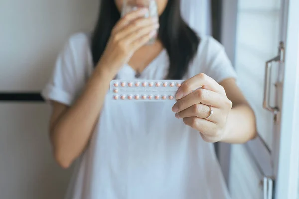 Bliska Ręka Gospodarstwa Kobiece Pigułki Antykoncepcyjnej Szklankę Wody Koncepcja Dla — Zdjęcie stockowe