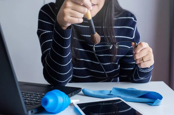 Mujer Mano Limpiando Sus Gafas Con Tela Lentes Limpias Anteojos — Foto de Stock