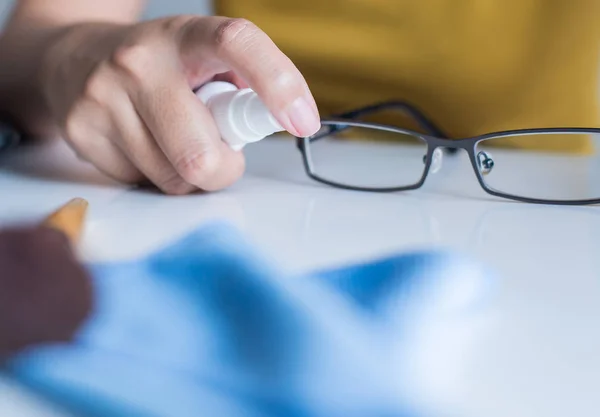 Mulher Mão Limpando Seus Óculos Lentes Limpas Óculos Mão Foco — Fotografia de Stock