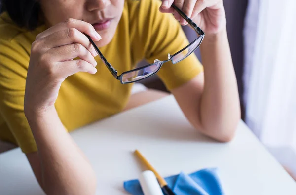 Mulher Asiática Limpando Seus Óculos Com Pano Lentes Limpas Óculos — Fotografia de Stock