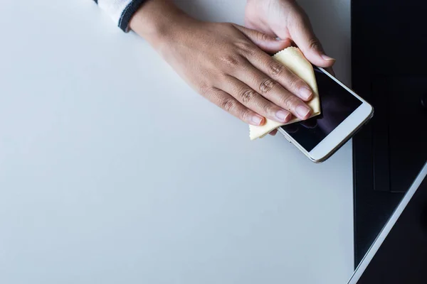 Hand Frau Putzt Smartphone Auf Dem Bildschirm Mit Mikrofasertuch Coppy — Stockfoto