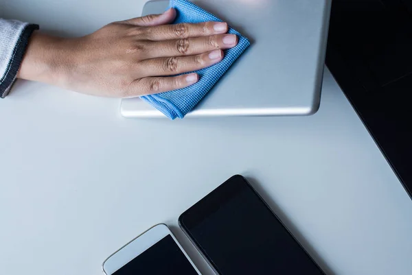 Mano Femenina Limpiando Tableta Con Paño Microfibra — Foto de Stock