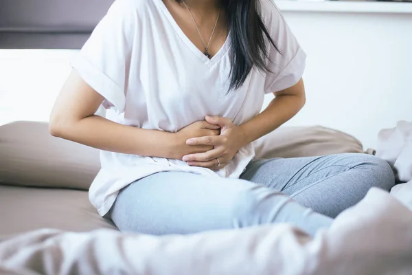 Mujer Con Dolor Estómago Mujer Que Sufre Dolor Abdominal — Foto de Stock