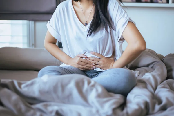 Mujer Con Dolor Estómago Mujer Que Sufre Dolor Abdominal — Foto de Stock