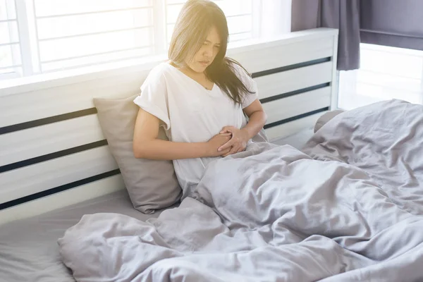 Mujer Asiática Con Dolor Estómago Mujer Que Sufre Dolor Abdominal — Foto de Stock