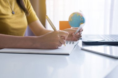 Online alışveriş konsepti için kredi kartı ve not yazma tutan el kadın yakın