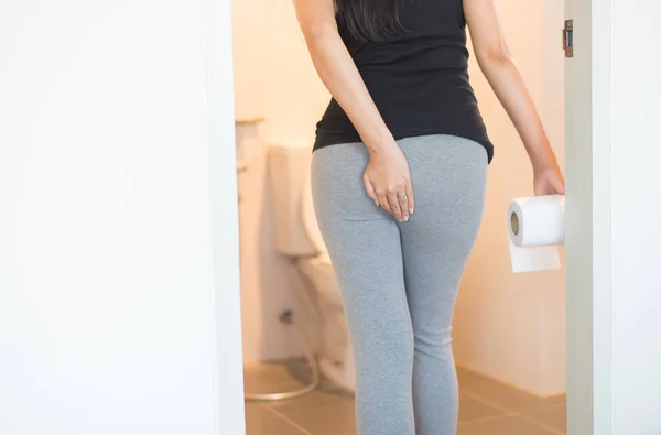 Frau Hält Toilettenpapier Der Hand Und Benutzt Morgens Toilette Hose — Stockfoto