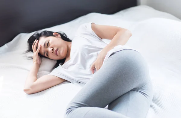 Mujer Asiática Con Dolor Estómago Calambres Menstruales Enfoque Selectivo Mano — Foto de Stock