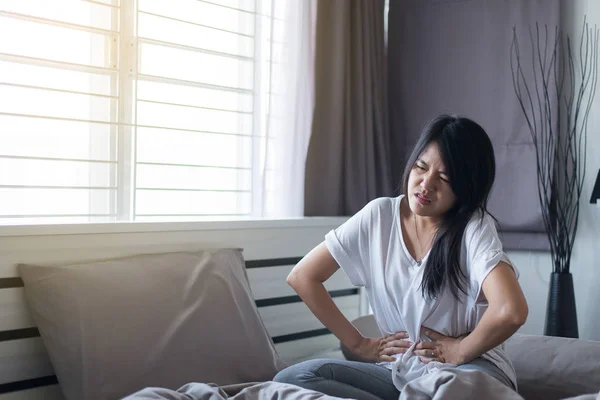 Mujer Con Dolor Estómago Mujer Que Sufre Dolor Abdominal — Foto de Stock