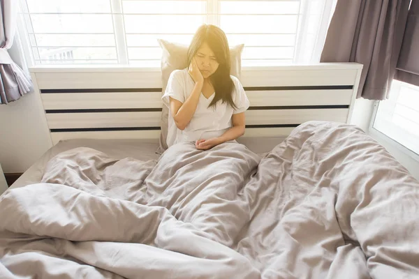 Asiática Mujer Tener Dolor Muelas Cama — Foto de Stock