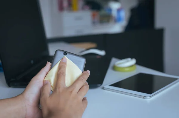 Hand Vrouw Haar Celtelefoon Scherm Met Doek Schoonmaken — Stockfoto