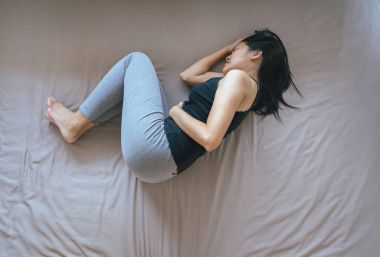 Asyalı kadın acı karın ağrısı, karın ağrısı, dönem krampları acı kadın sahip