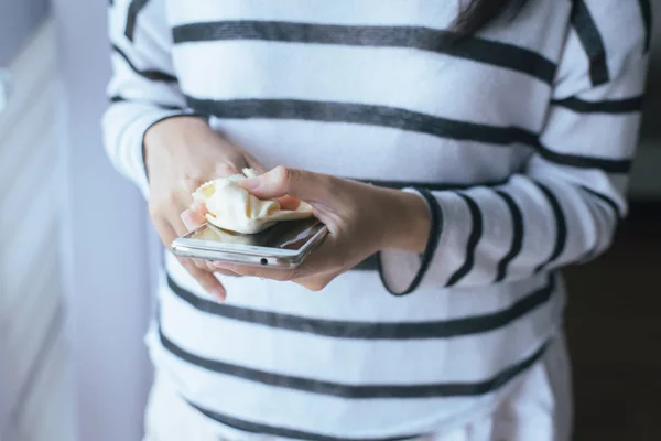 Hand Frau Putzt Smartphone Auf Dem Bildschirm Mit Mikrofasertuch — Stockfoto