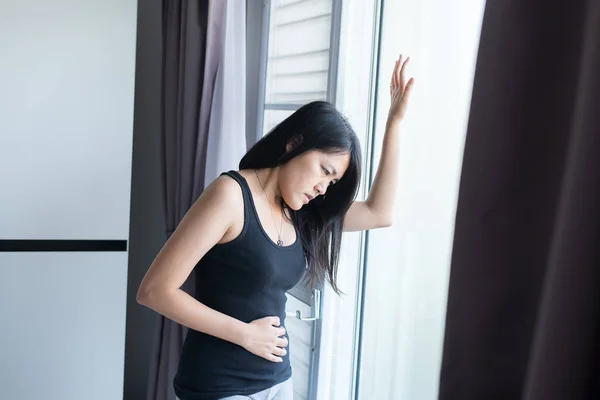 Mulher Asiática Com Dor Estômago Dolorosa Feminino Sofrendo Dor Abdominal — Fotografia de Stock