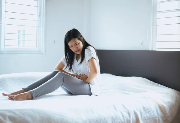 Kvinna Med Smärtsamma Magont Kvinna Som Lider Smärta Buken — Stockfoto