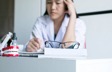 Genç kadın doktor hastanede çalışırken ve yorgun thingking