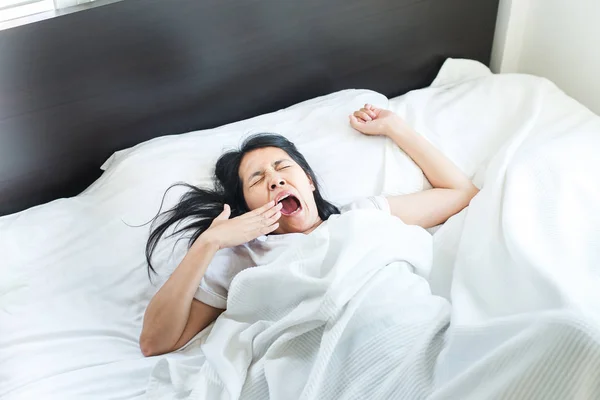 朝起きた後 ベッドの上で伸びたりあくびをしたり ギャップ感を感じたアジアの女性 — ストック写真