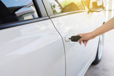 Açık kapı arabakullanarak araba anahtarları tutan el kadın sürücü yakın